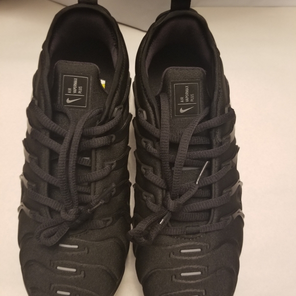 triple black vapormax 2.0